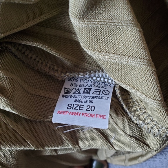 Green Off Shoulder Ribbed Front Zip Dress - Picture 4 of 5